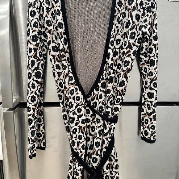 Diane Von Furstenberg Dresses & Skirts - Diane Von Furstenberg Black and White floral Animal Print wrap dress